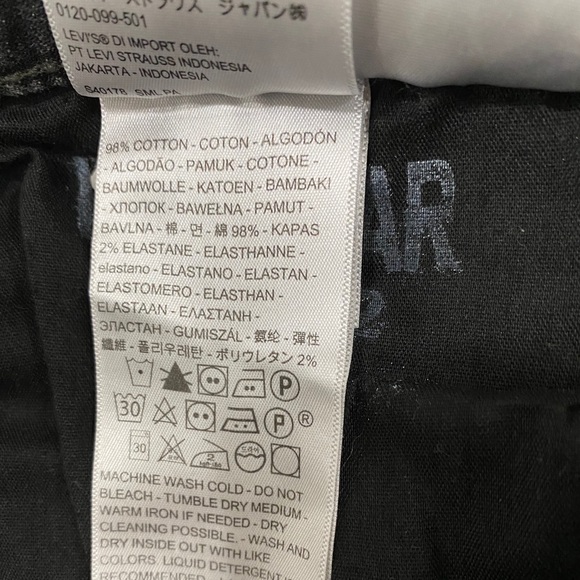 LEVI’S EXPOSED BUTTON MOM JEANS - Picture 12 of 13